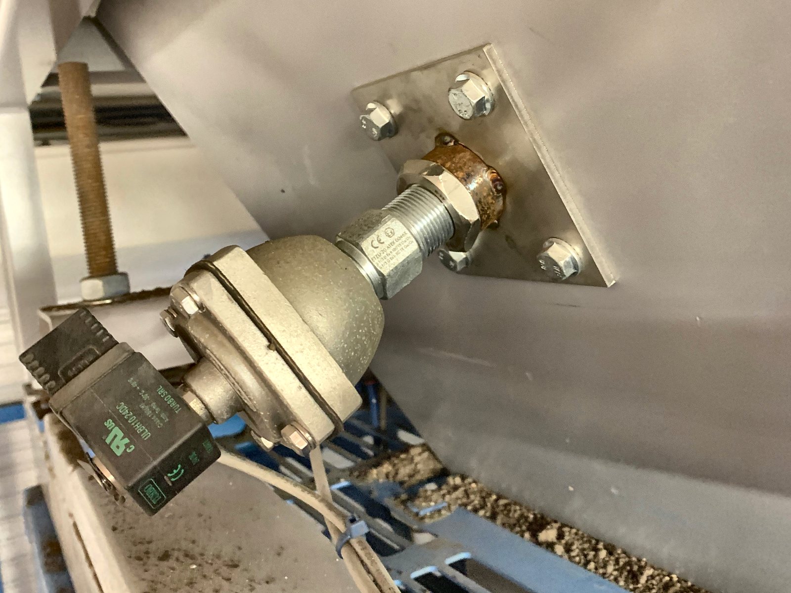 AirSweep nozzle and pulse valve mounted on a hopper wall plate