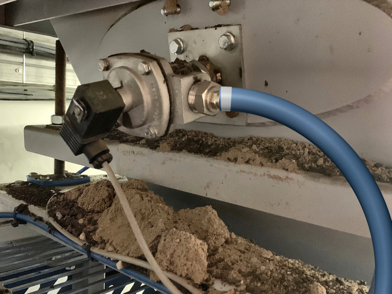 AirSweep pulse valve on a soil hopper wall