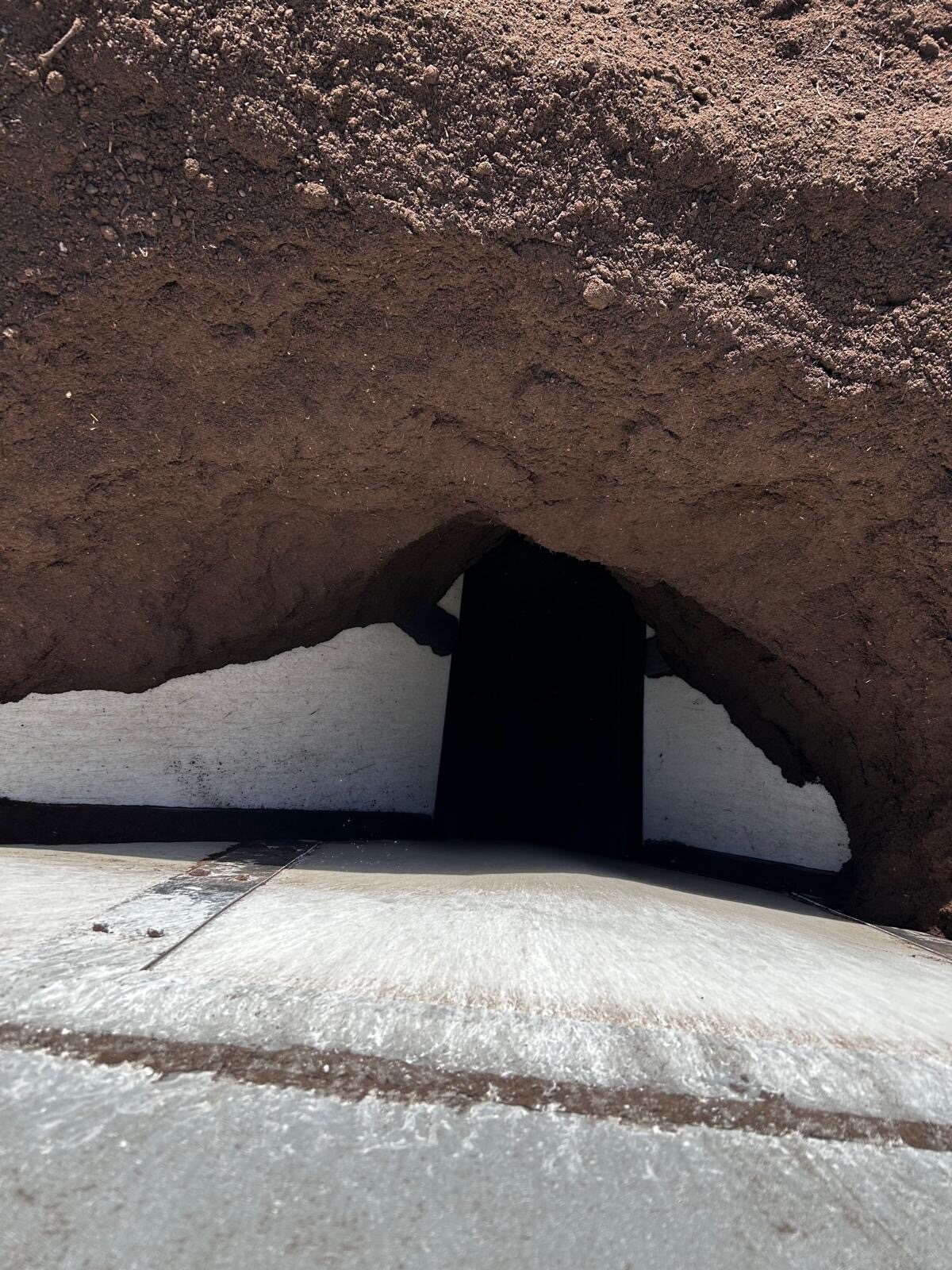Soil bridging over the outlet of a bagging plant hopper
