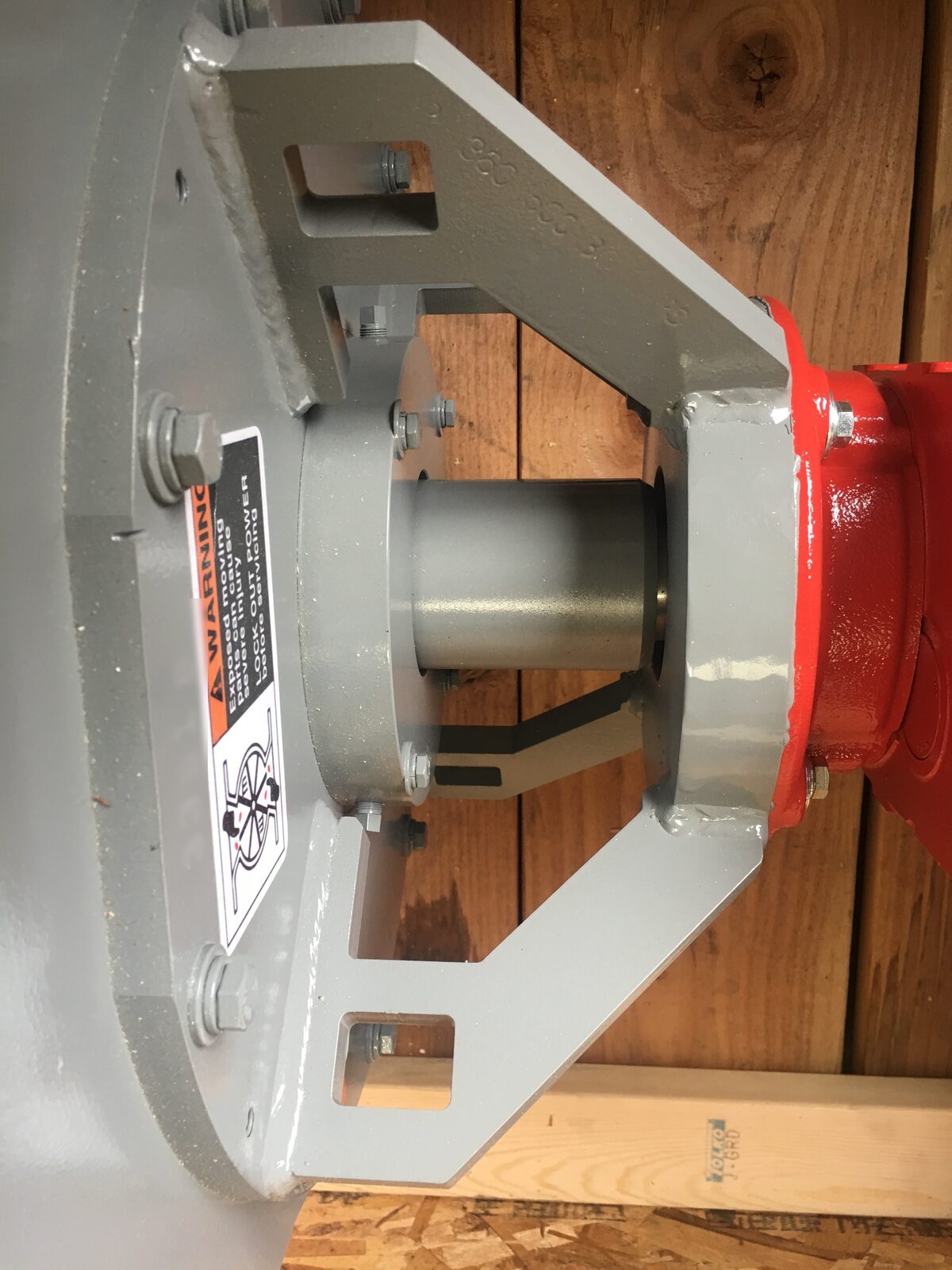 Shaft seal housing and drive bracket on the new rotary airlock