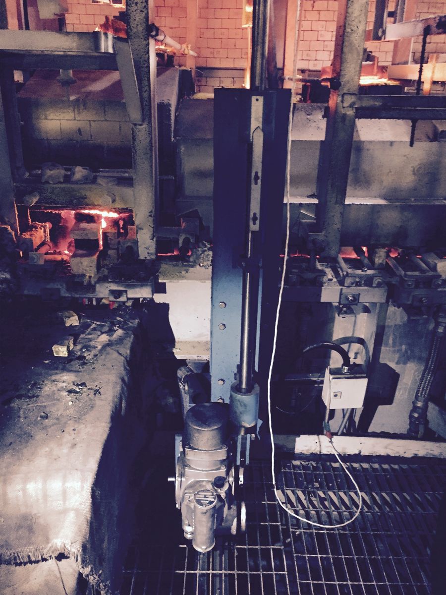 Beck actuator on a glass level probe in continuous service for over 20 years