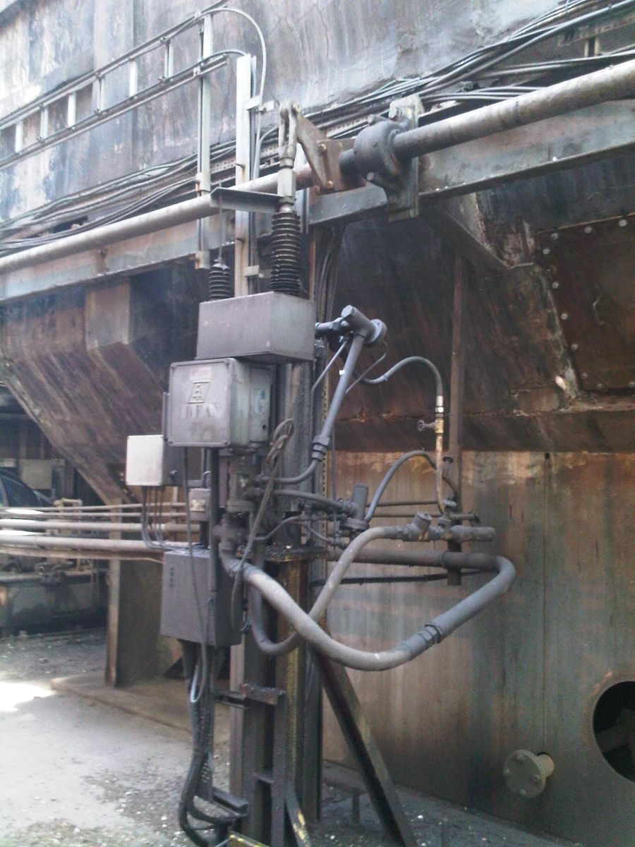 Original hydraulic ID fan vane damper drive at a power station