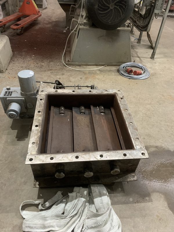 Multi-vane louvre damper