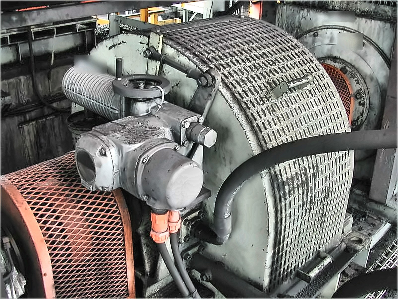Scoop-controlled fluid coupling with electric scoop actuator on a double-drum coal conveyor drive